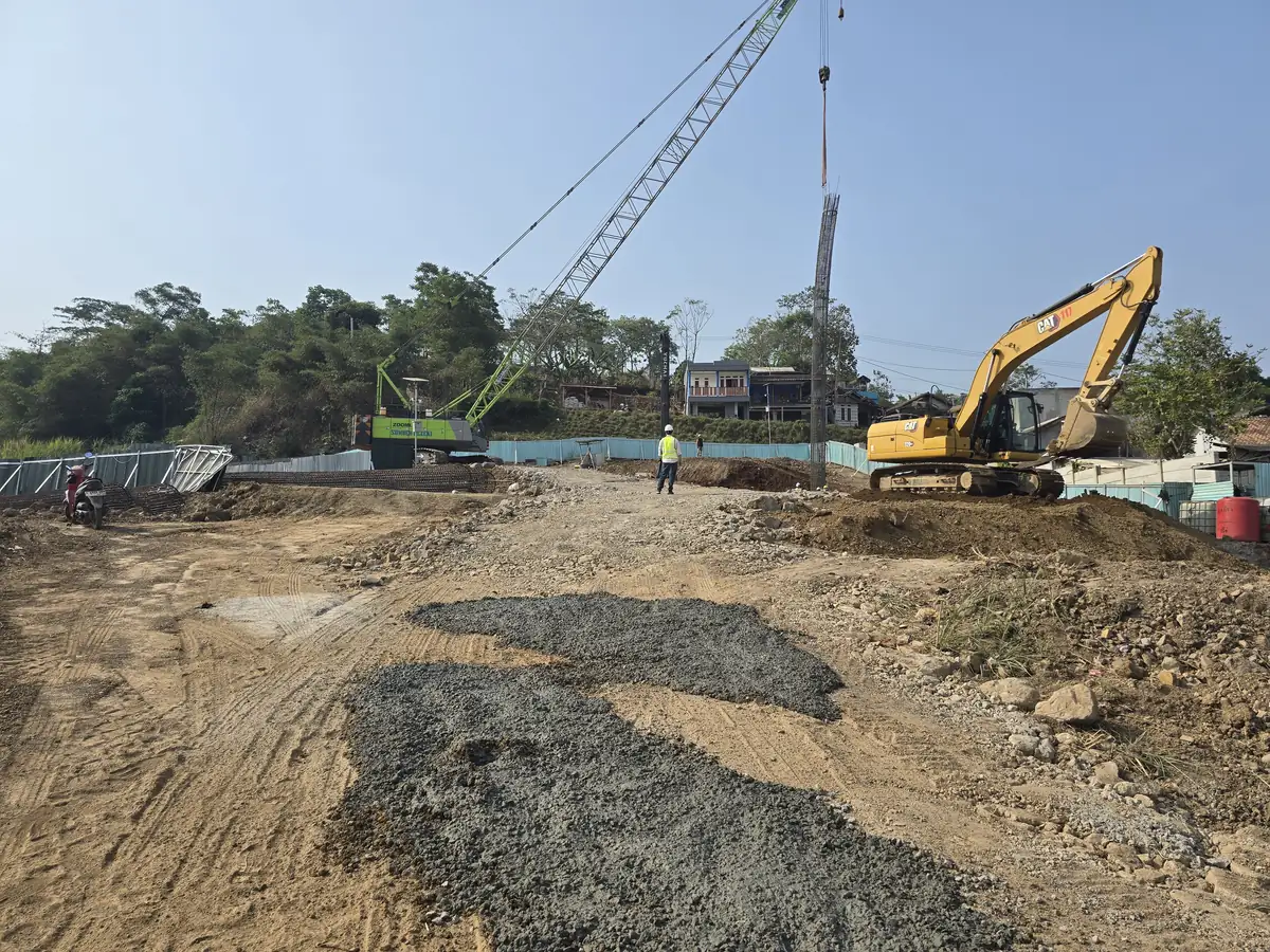 Crane dan excavator mengerjakan bored pile tepat di sebelah permukiman warga