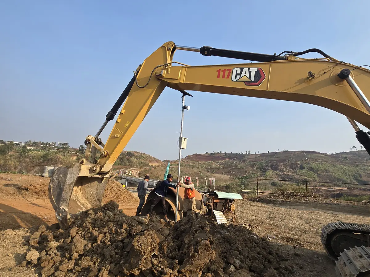 Excavator memindahkan tanah hasil pengeboran di area kerja bored pile