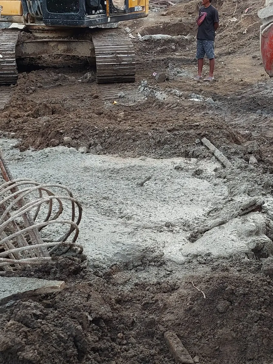 Tiang bor yang baru dicor dengan tulangan menonjol di permukaan, menunggu pemotongan kepala tiang