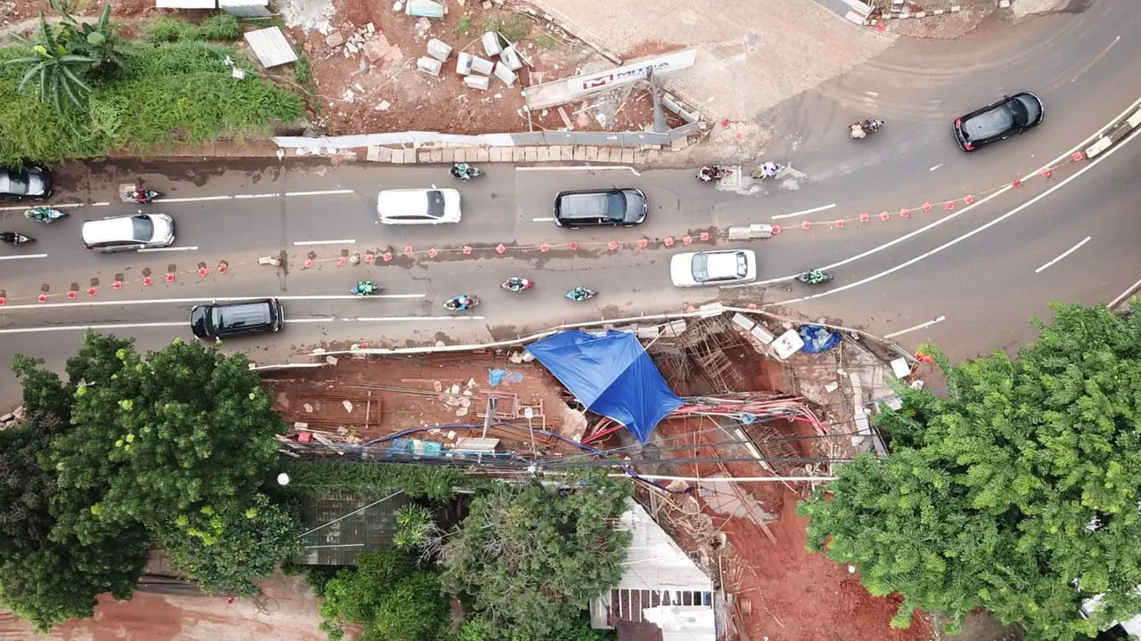 Foto udara jalur terowongan AIS yang melintas di bawah Jalan Pejaten Barat, dengan bangunan sekolah di kedua sisinya