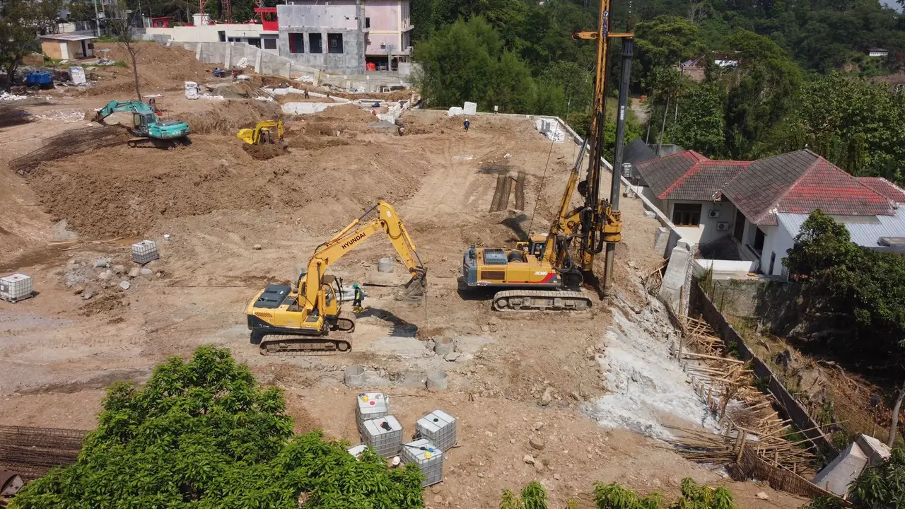 Rig bor dan excavator di lahan galian Bukit Sari Residence, Semarang