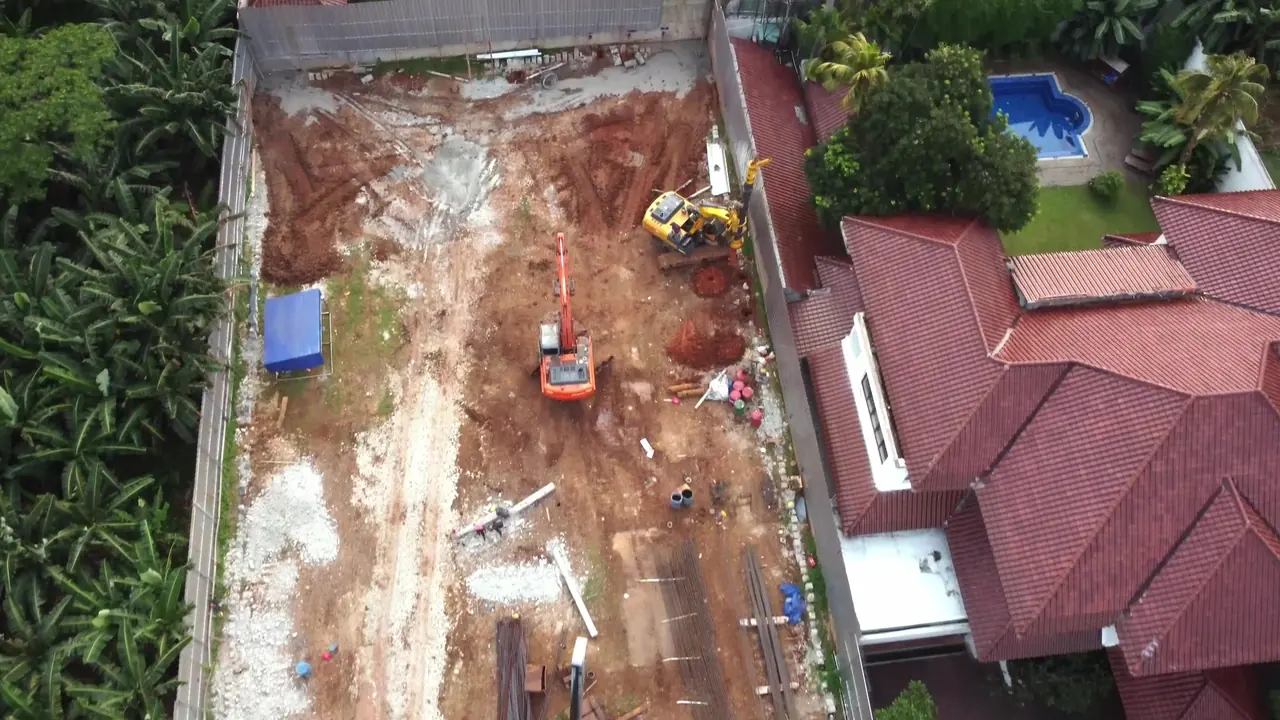 Foto udara lahan kerja memanjang di antara rumah-rumah di Bukit Golf Residence, Pondok Indah
