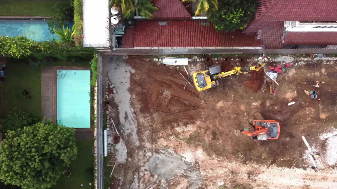 Foto udara tegak lurus area kerja soldier pile di samping rumah dan kolam renang di Bukit Golf Residence, Pondok Indah